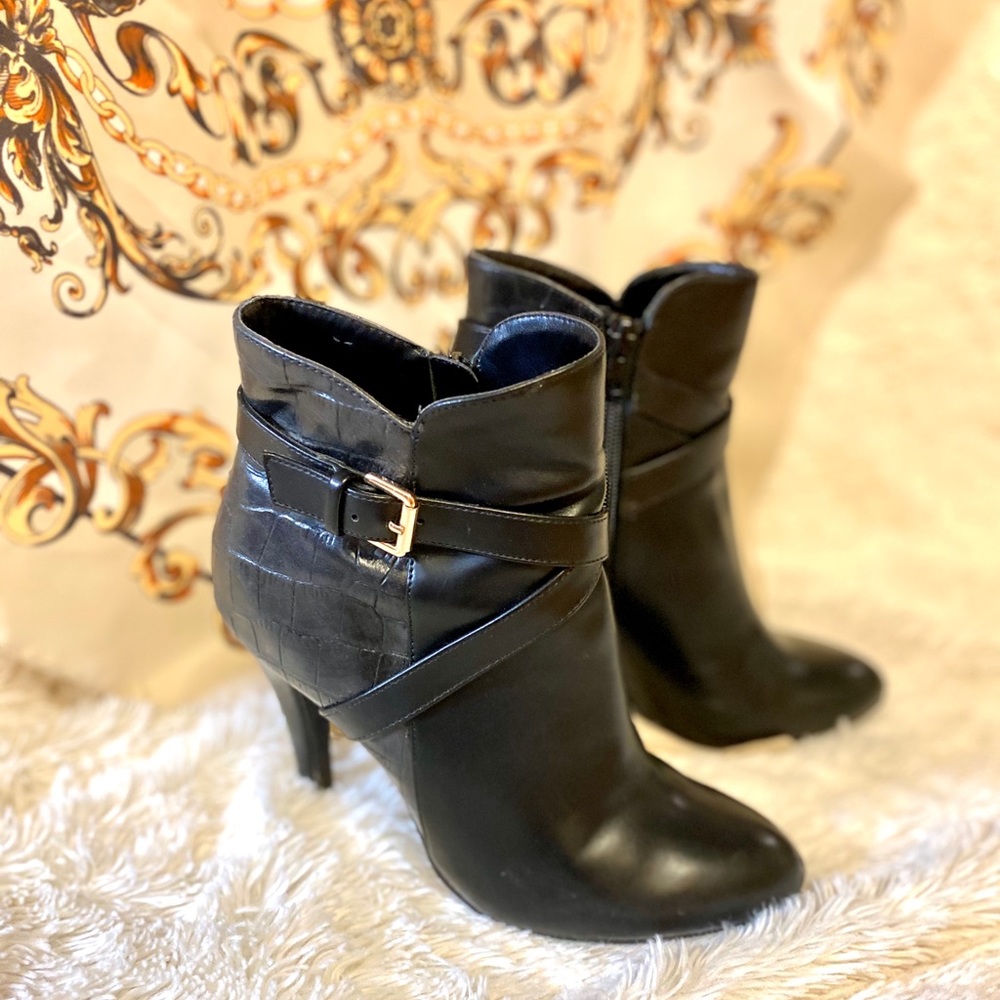 Le Chateau Black Booties (size 6) - mint condition